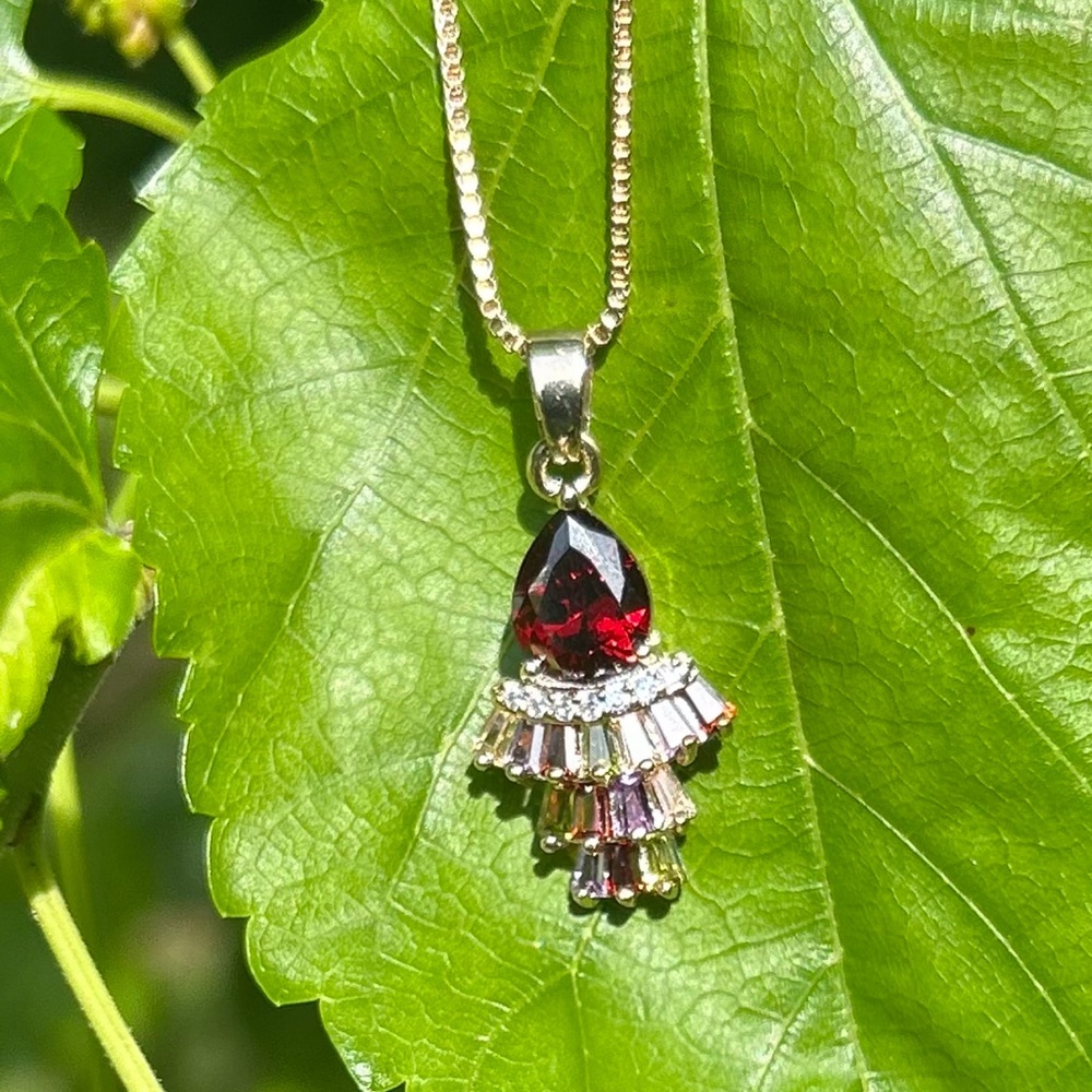 Elegant Red and Gold Pendant Necklace
